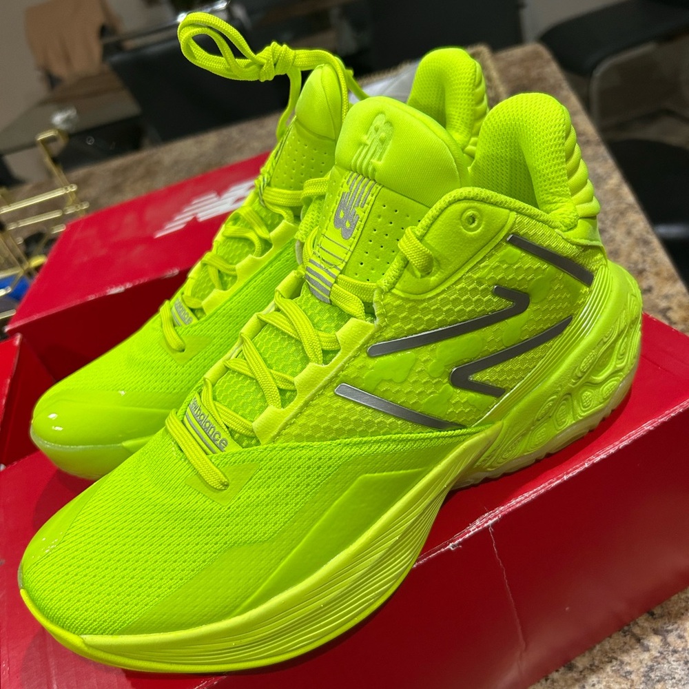 New BalanceTWO WXY V4 'Hi-Lite Yellow' Unisex Men’s  Sz 7.5 Women’s Size 9 New